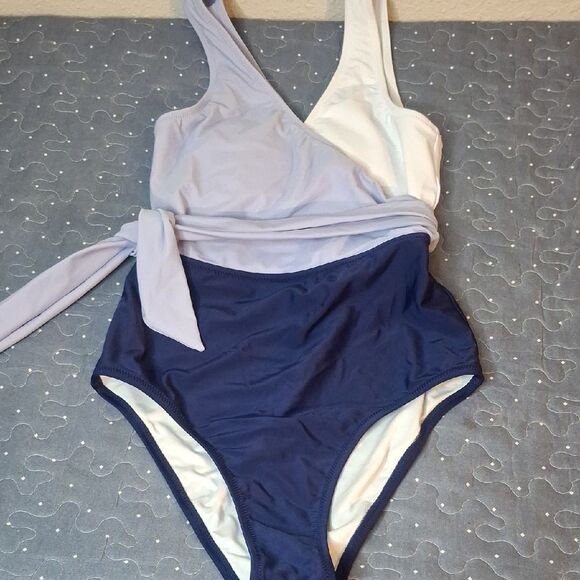 Cupshe Two-Tone Wrap Swimsuit size XS NWT - Picture 1 of 5